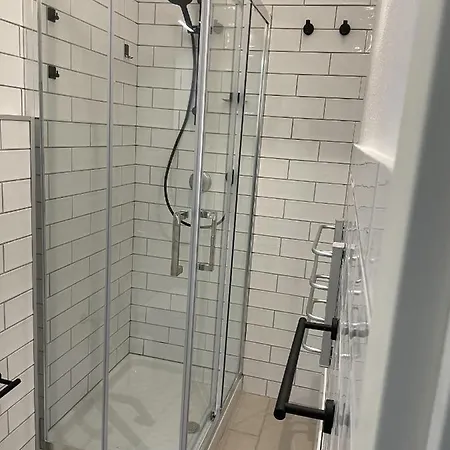 Via Giardini 18 Apartamento *